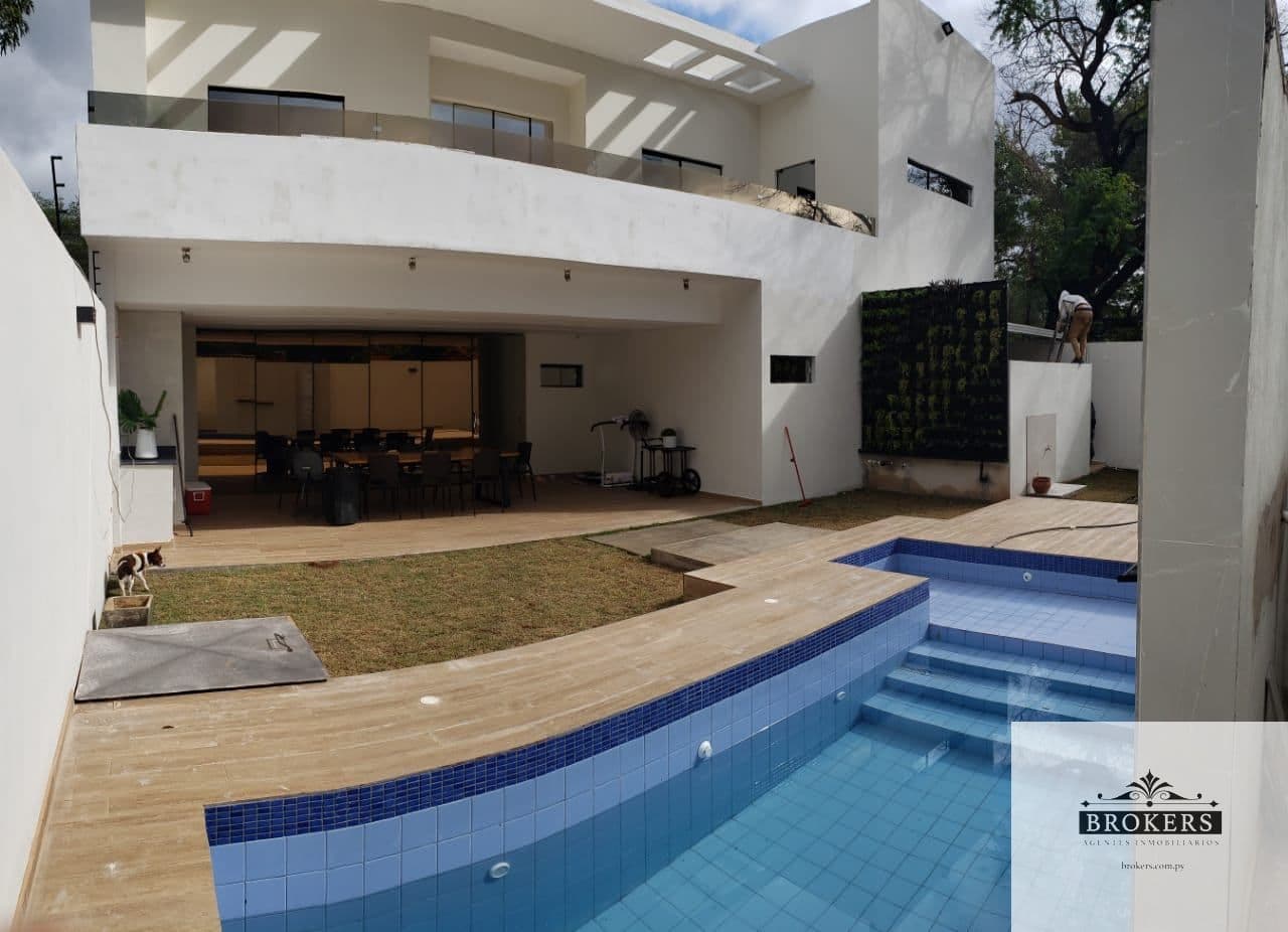 Residencia 5 dormitorios en Loma Merlo, Luque, foto 2