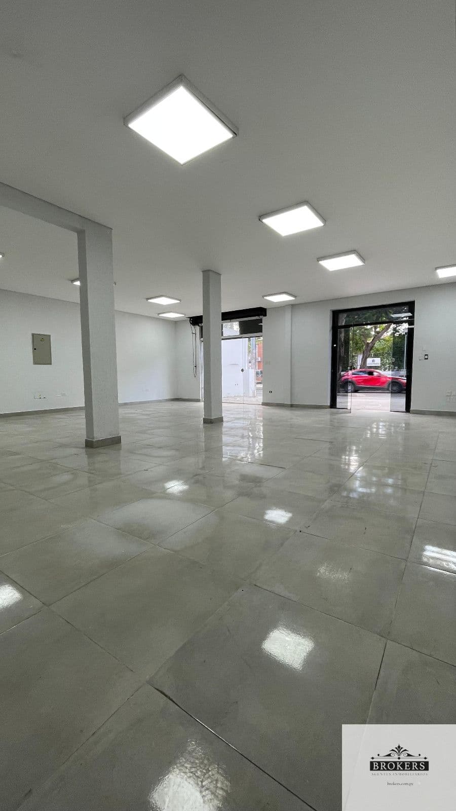 Salón Comercial Sobre Avenida Carlos Antonio López, foto 2