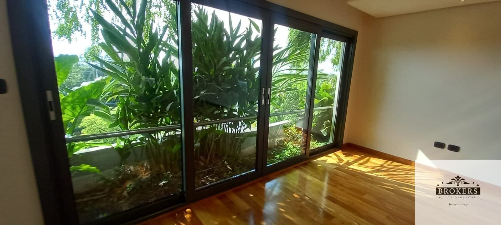 Alquilo Dpto dos dormit en suite, 181,76 m2 c/2 cocheras. Mburucuyá