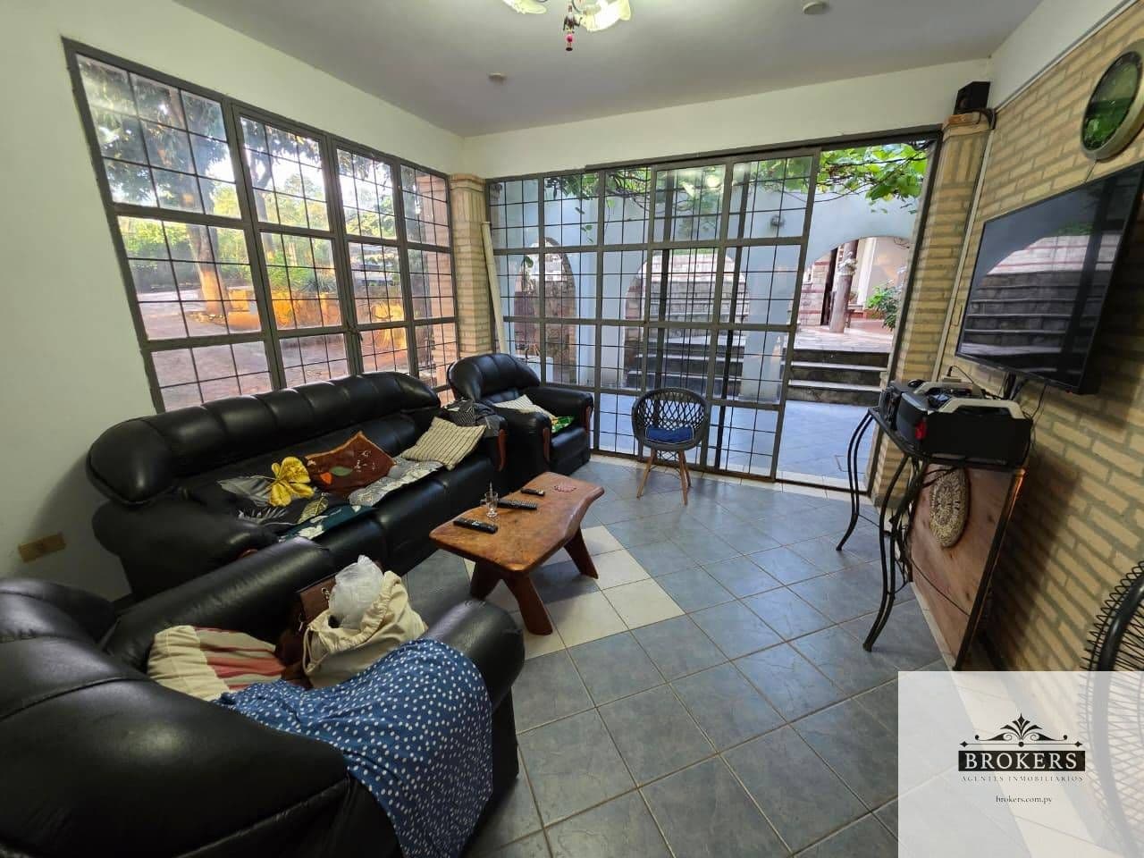 Amplia Casa De 4 Dormitorios Con Piscina En Ypacarai — foto 5