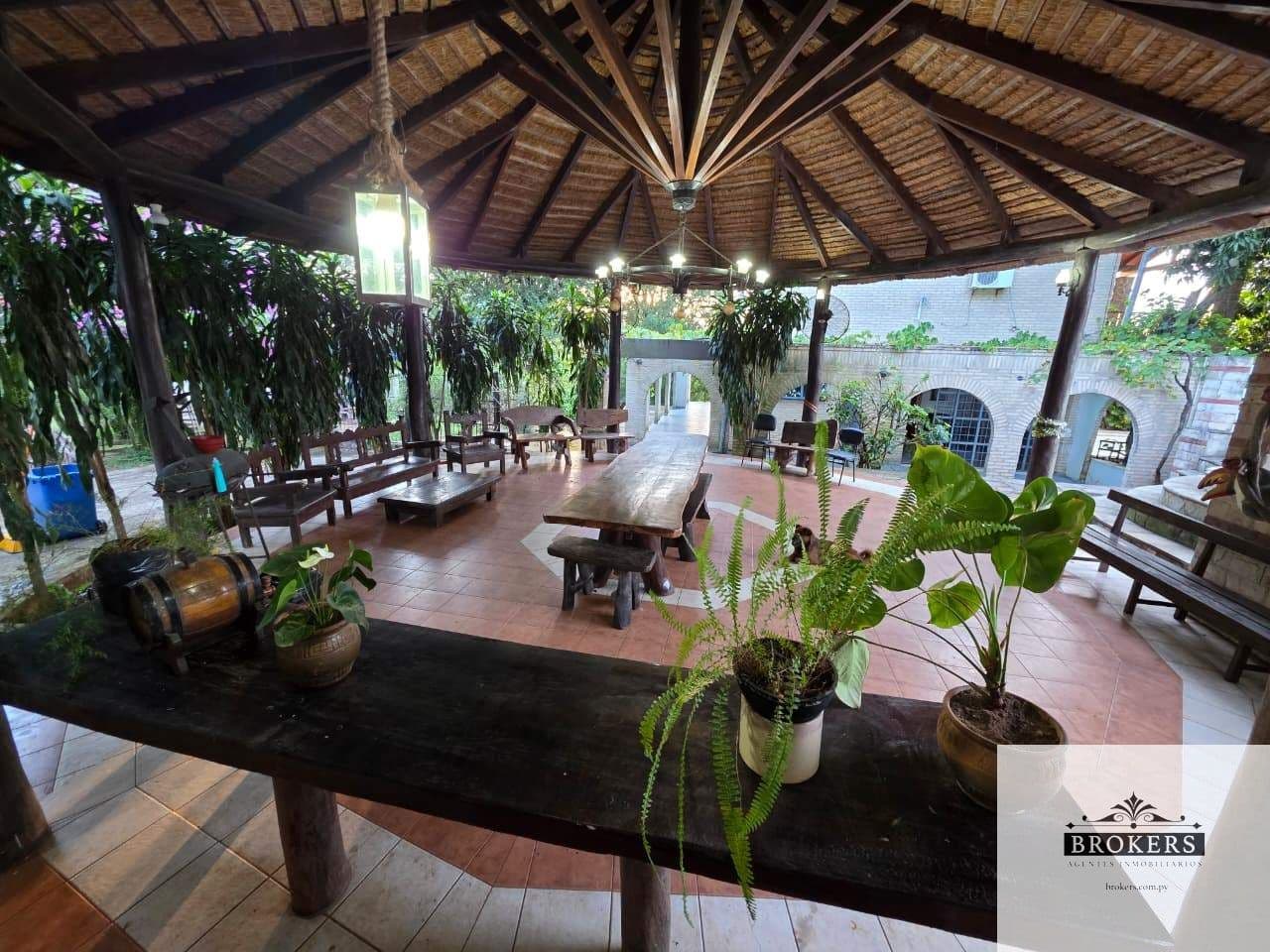Amplia Casa De 4 Dormitorios Con Piscina En Ypacarai — foto 4