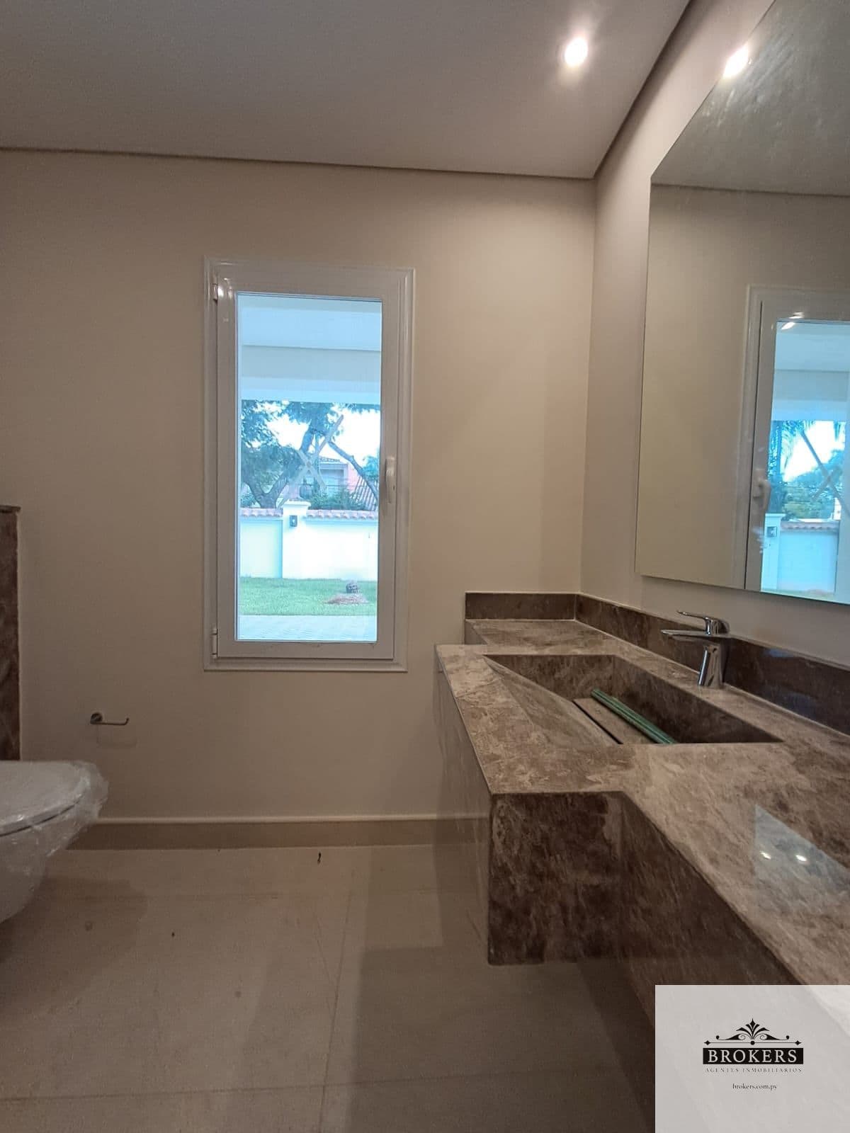 Lujosa Residencia De 4 Suites Con Piscina En Mcal Estigarribia — foto 3