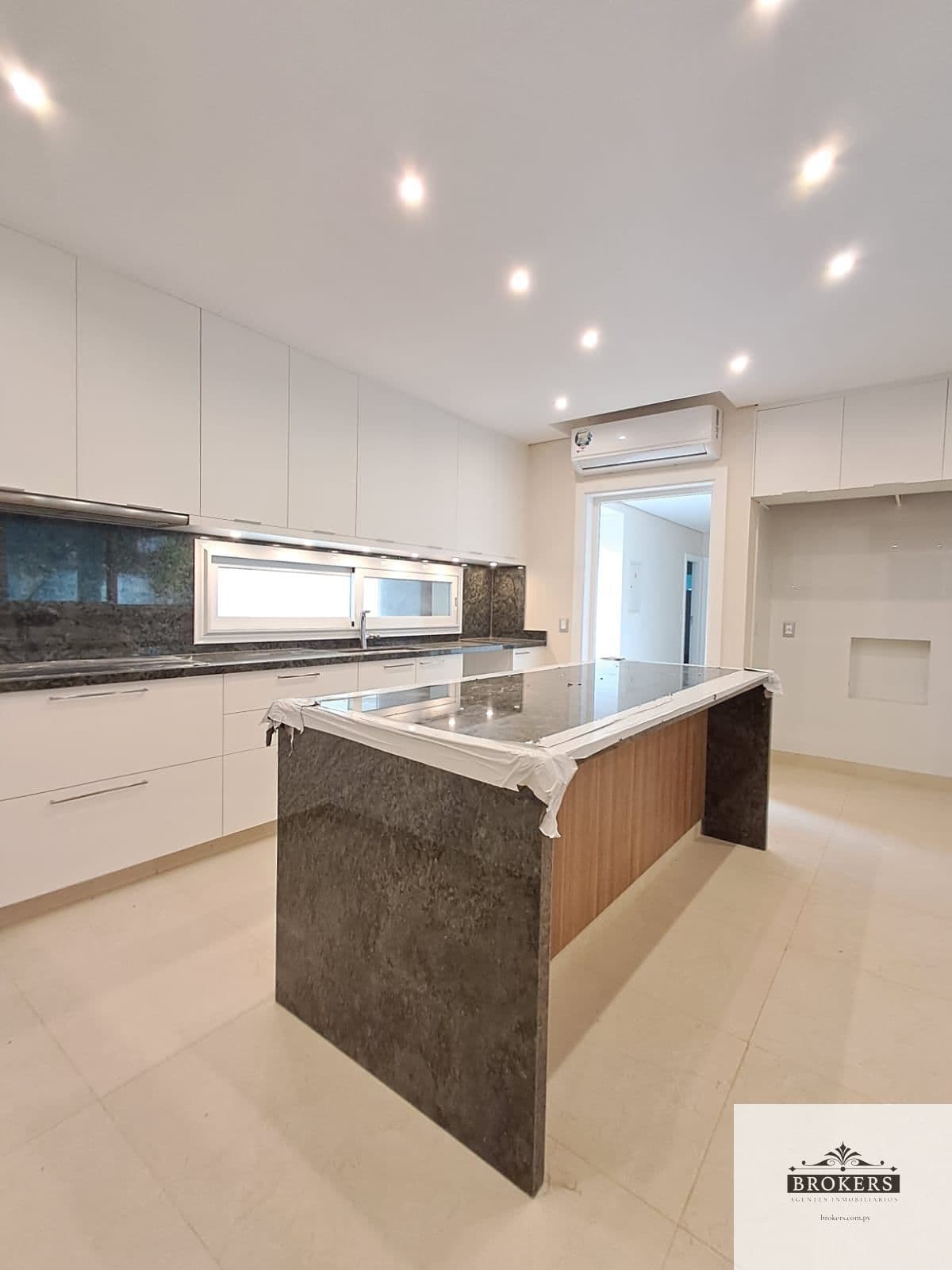 Lujosa Residencia De 4 Suites Con Piscina En Mcal Estigarribia — foto 5