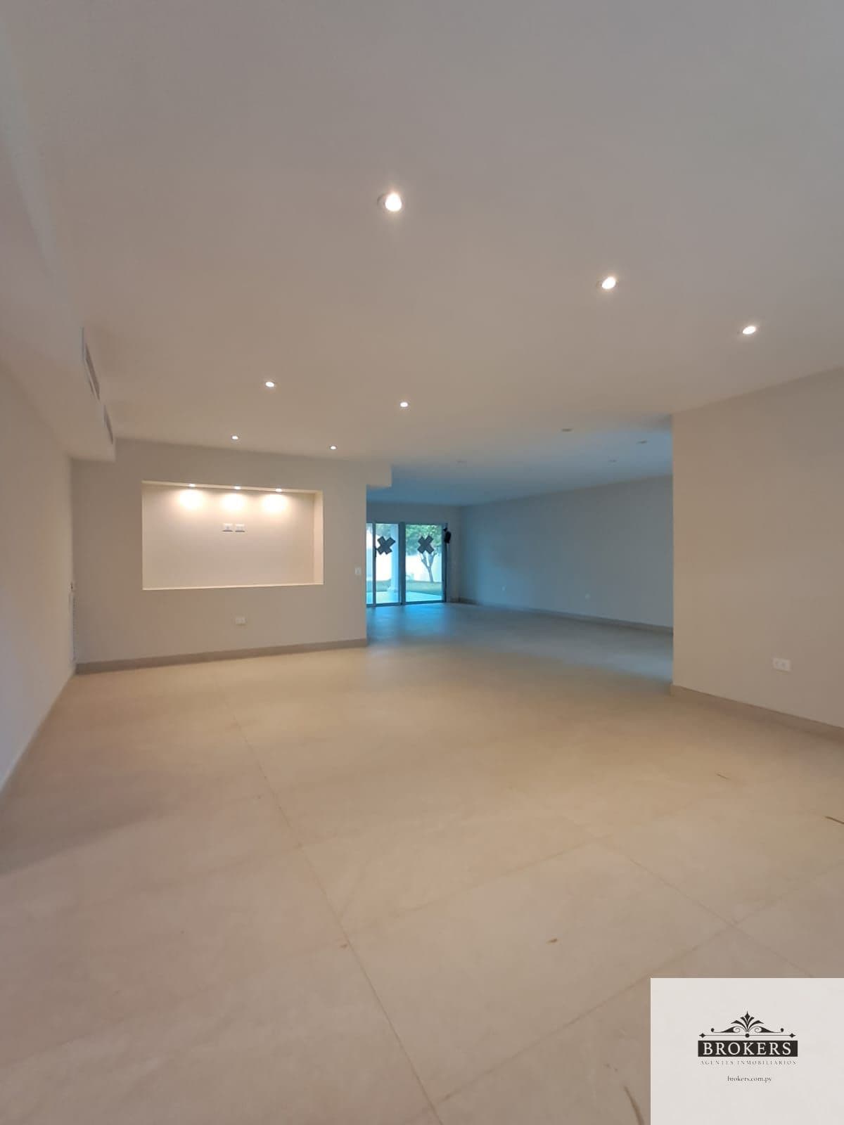 Lujosa Residencia De 4 Suites Con Piscina En Mcal Estigarribia — foto 2