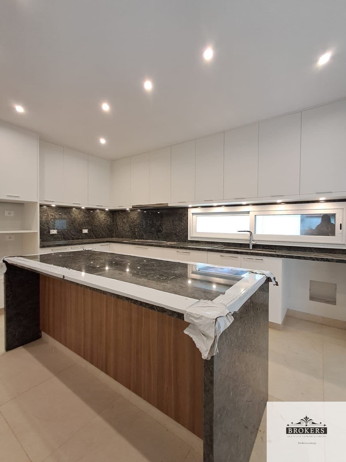 Lujosa Residencia De 4 Suites Con Piscina En Mcal Estigarribia — foto 4