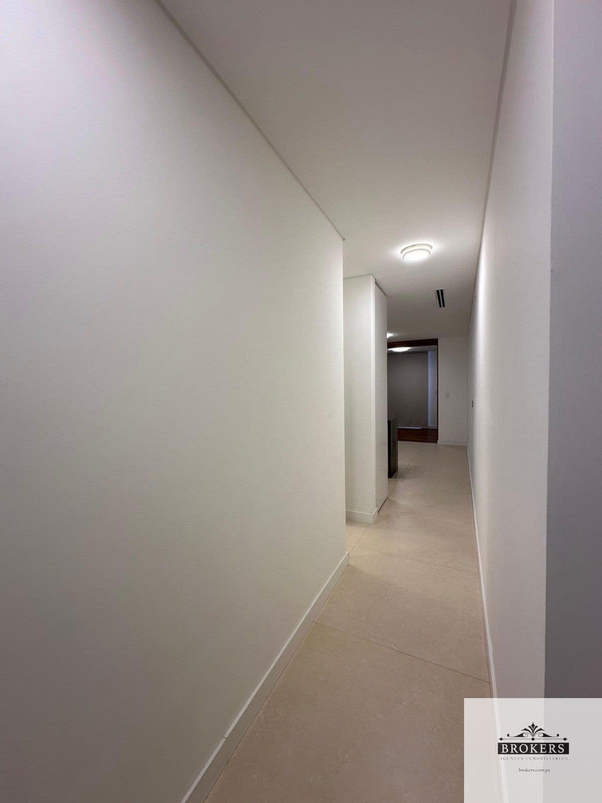 Departamento Monoambiente en alquiler c/ cochera en Ykua Sati, foto 4