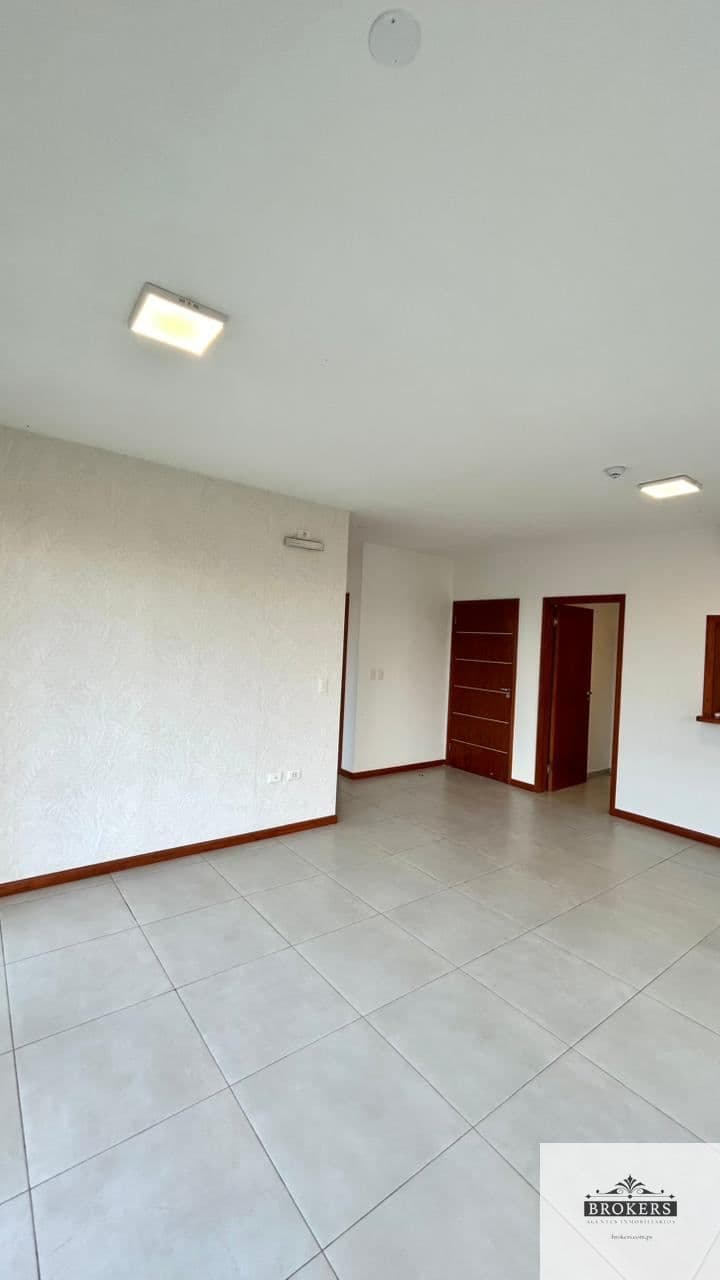 Departamento Rentado De 2 Dormitorios Con 2 Cocheras En Madame Lynch, foto 4