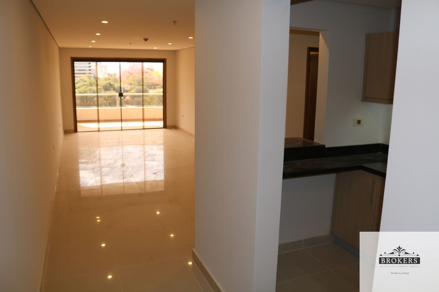 Departamento en alquiler de 2 Dormit. c/ cochera en Ykua Sati, foto 3