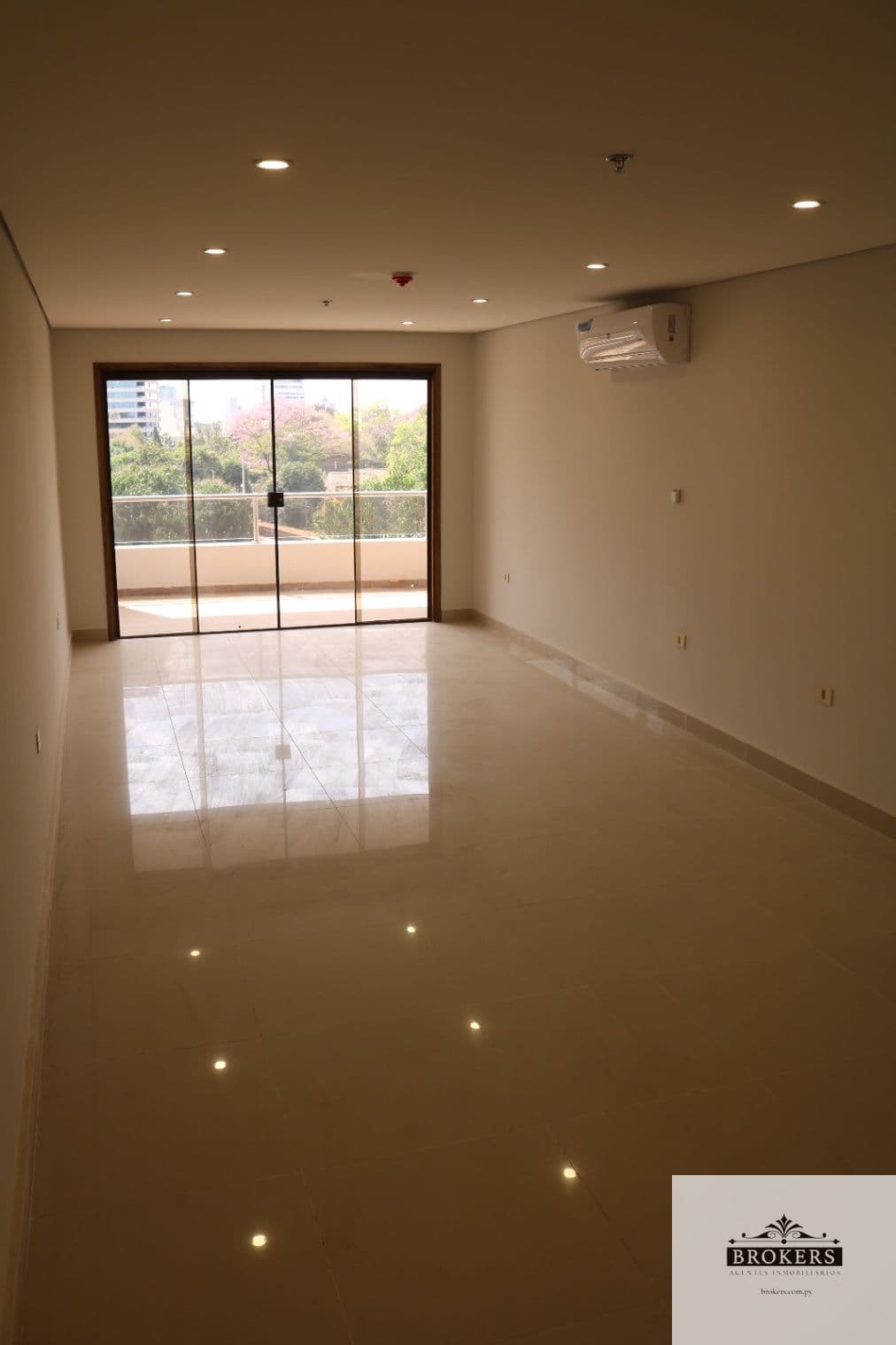 Departamento en alquiler de 2 Dormit. c/ cochera en Ykua Sati, foto 1