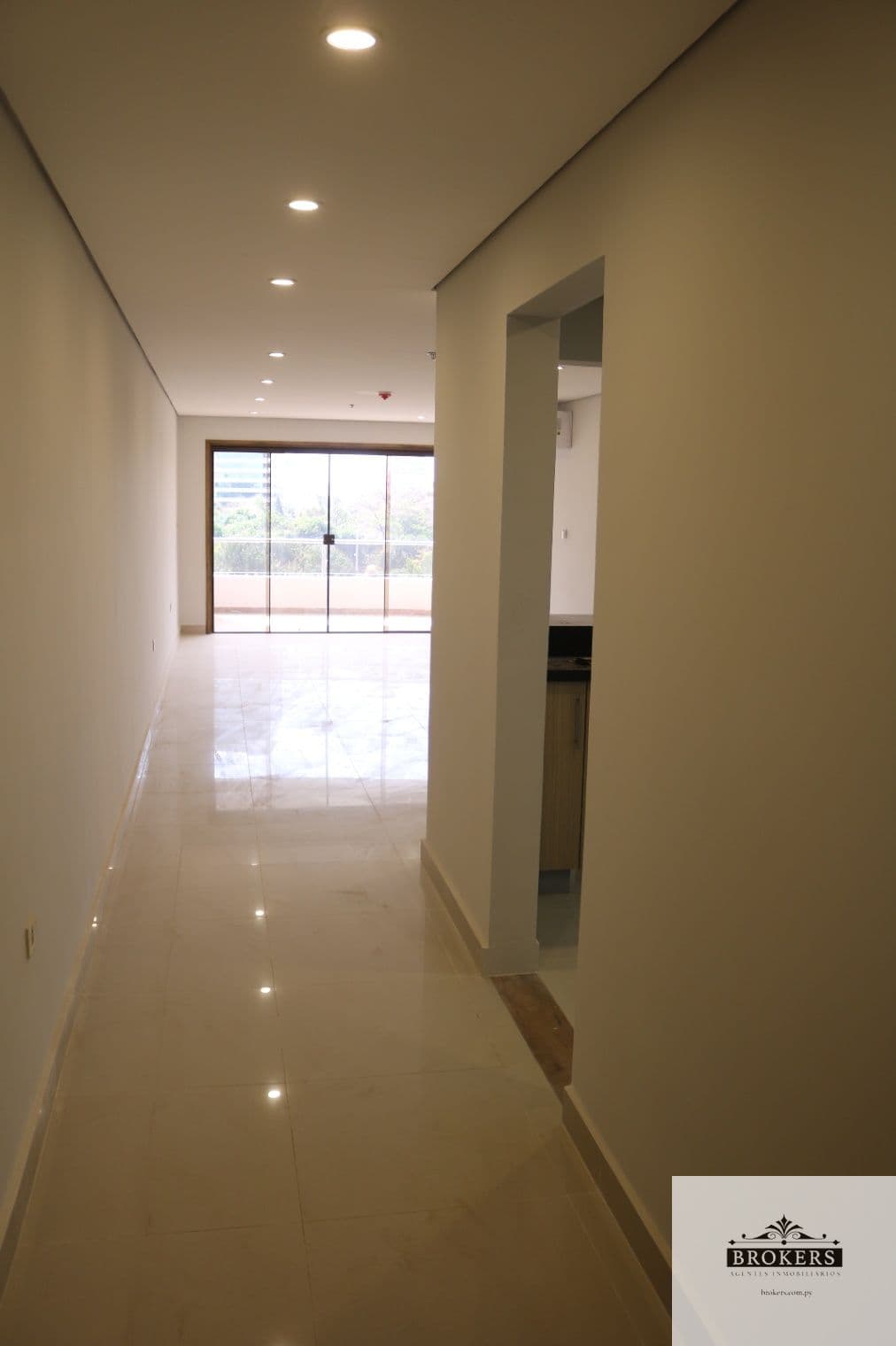 Departamento en alquiler de 2 Dormit. c/ cochera en Ykua Sati, foto 2
