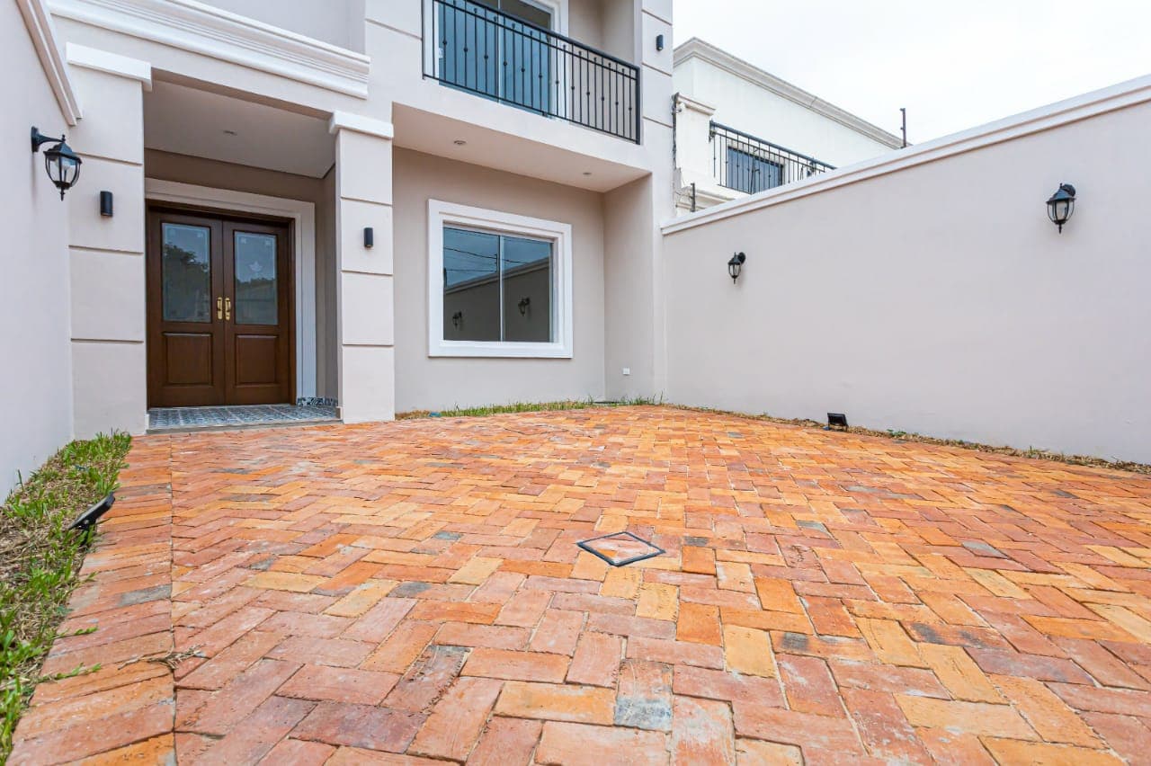 En venta exclusivo dúplex estilo francés a estrenar - quincho con parrila — foto 2
