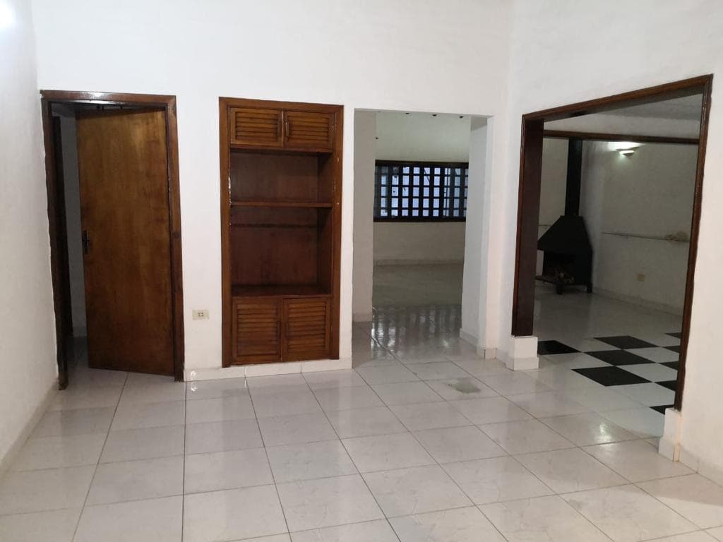 Exclusiva Oportunidad: Casa de Ensueño en Lambaré – Ubicación Privilegiada Zona Canal Trece — foto 4