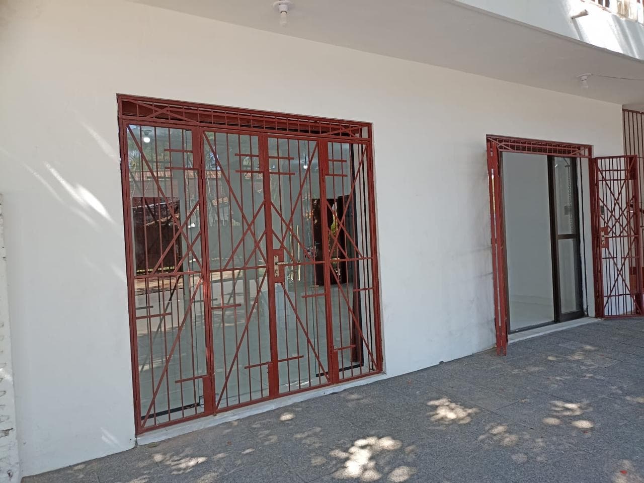 Local comercial sobre avd. Facundo machain a pasos de la avd. Boggiani, foto 5