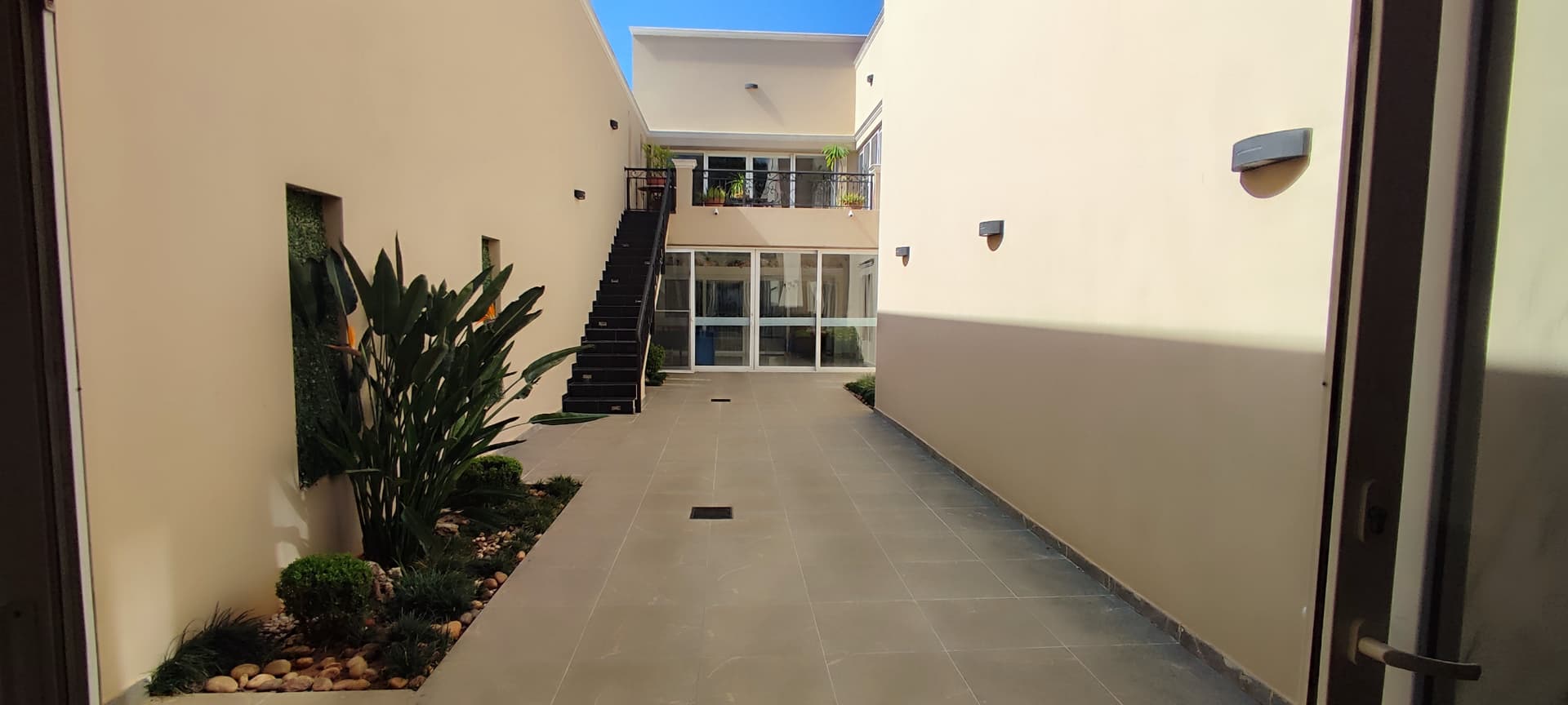 ¡En venta! Amplia residencia en Lambaré – Zona Colegio SEK, Barrio Felicidad, foto 5