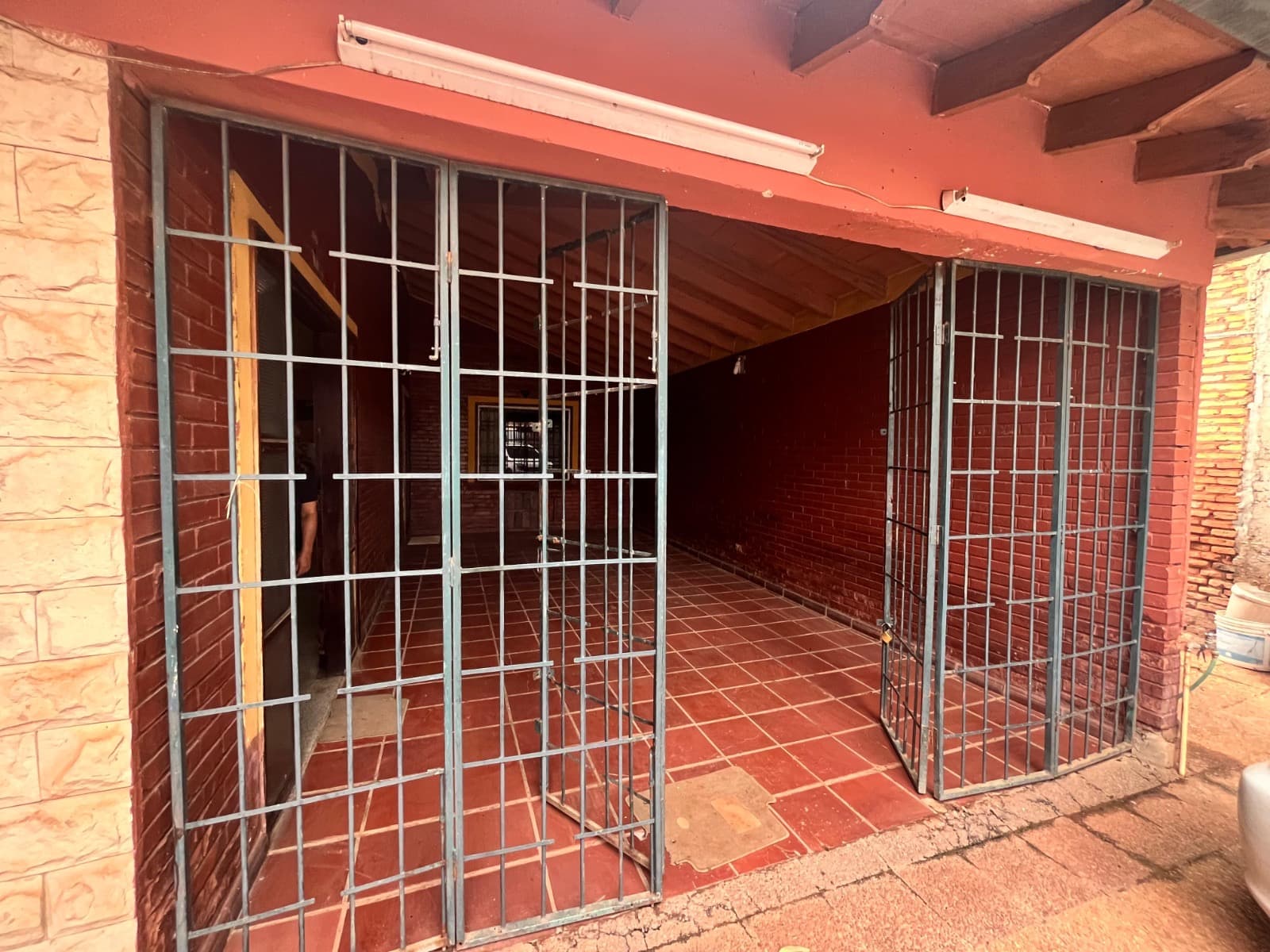 Casa + departamento independiente + salón comercial — foto 5