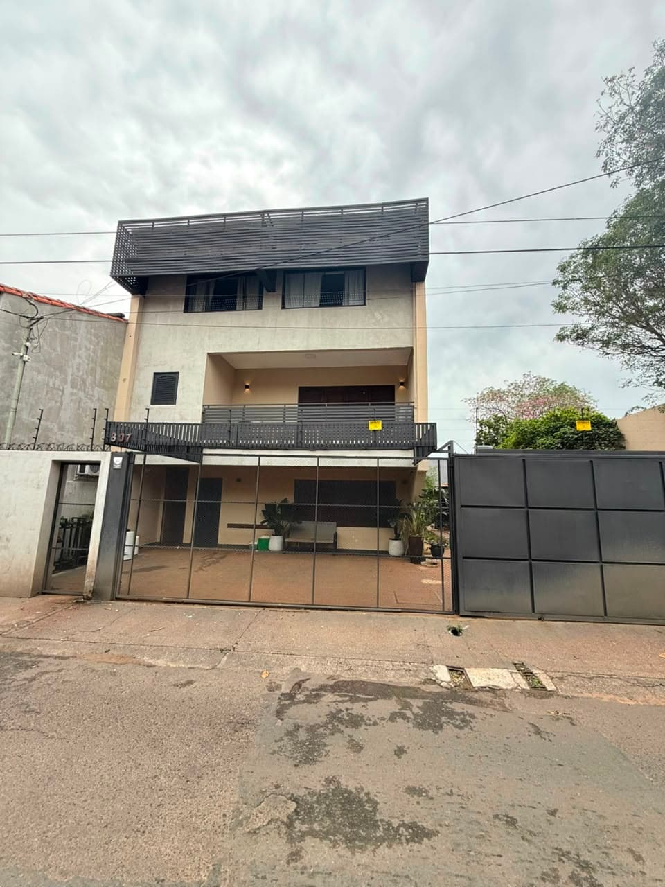 Alquiler de amplia residencia en barrio Las Mercedes