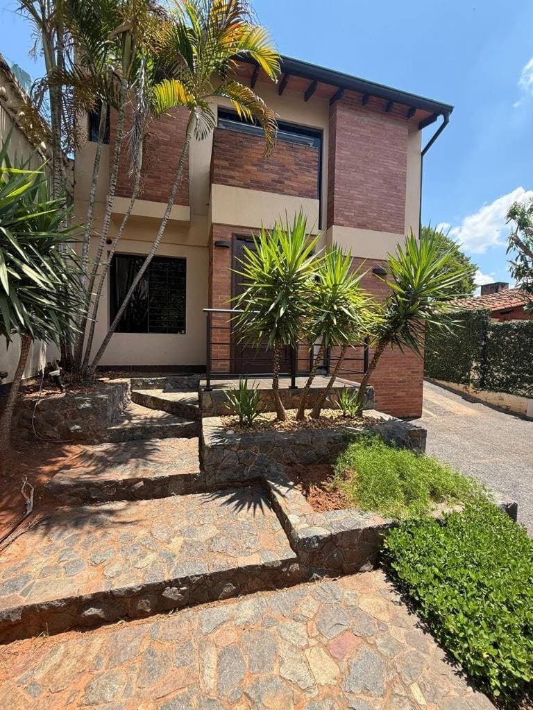 Casa en Alquiler para vivienda u oficina – Barrio Mburicaó, Asunción