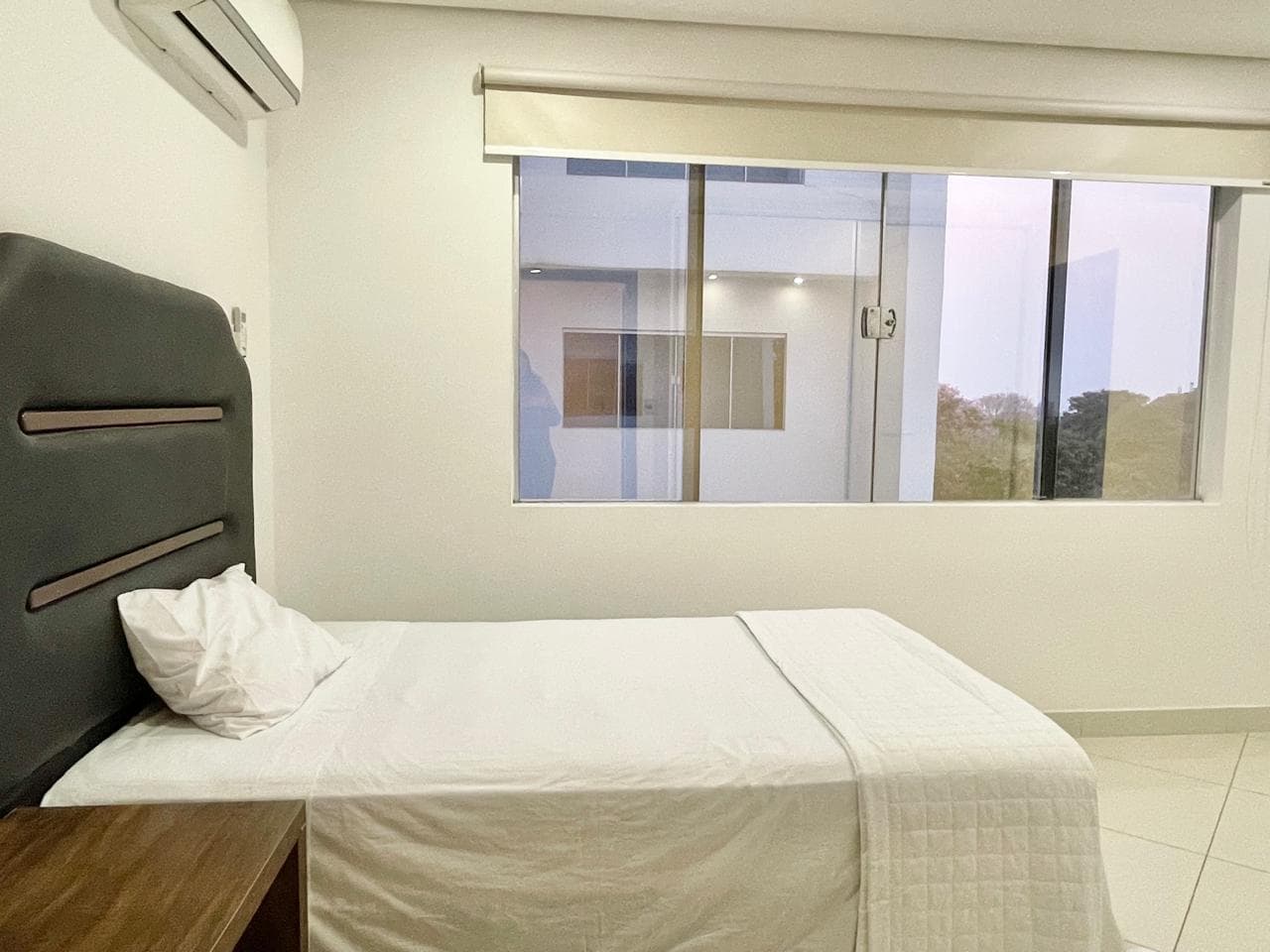 Depto De 2 Dormitorios Y Dependencia En Villa Morra — foto 3
