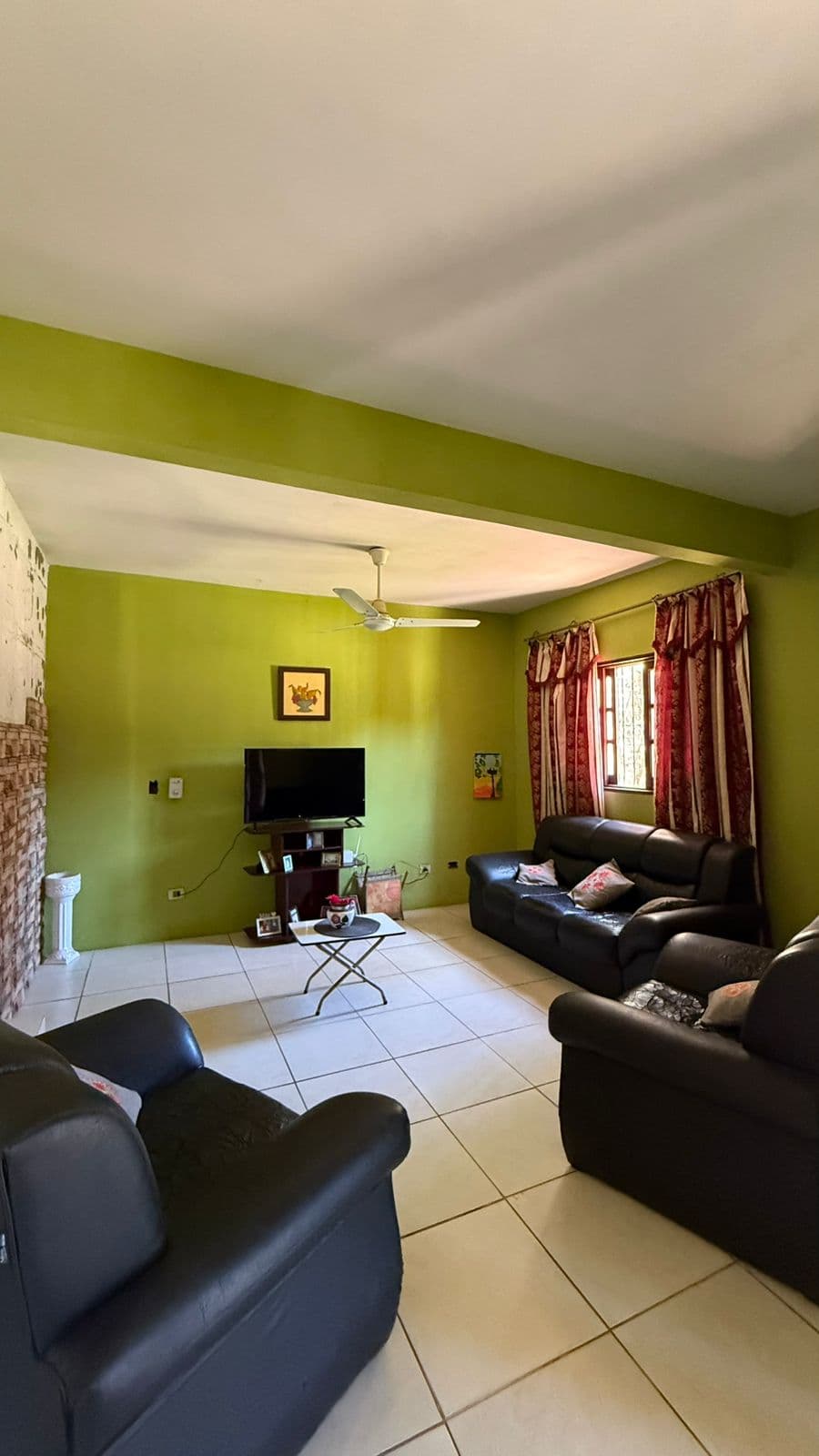 Casa de dos plantas en la ciudad de lambare barrio san antonio — foto 2