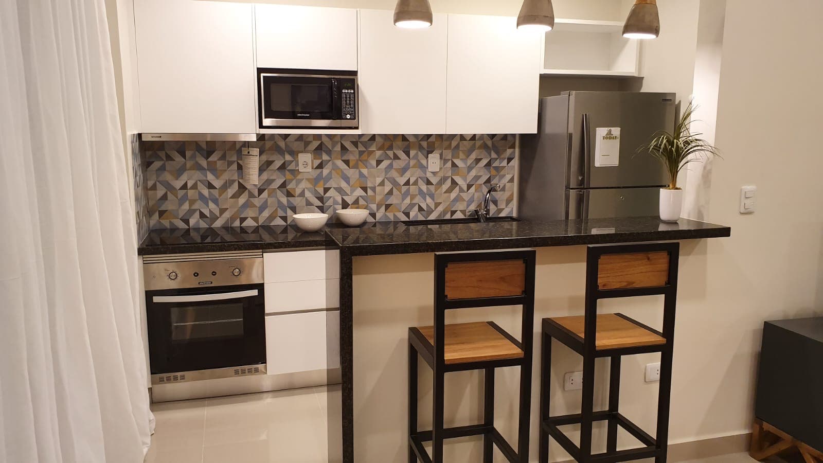 En alquiler departamento amoblado de 2 dormitorios con cochera zona Villa Morra, foto 3
