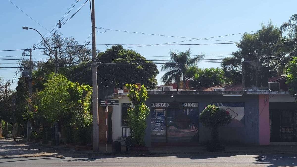 Terreno con casa a demoler- Santísima Trinidad. (Eje Habitacional 5.8), foto 1