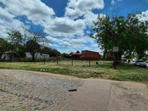 Vendo hermoso terreno en esquina, sobre asfalto, zona Ita Enramada