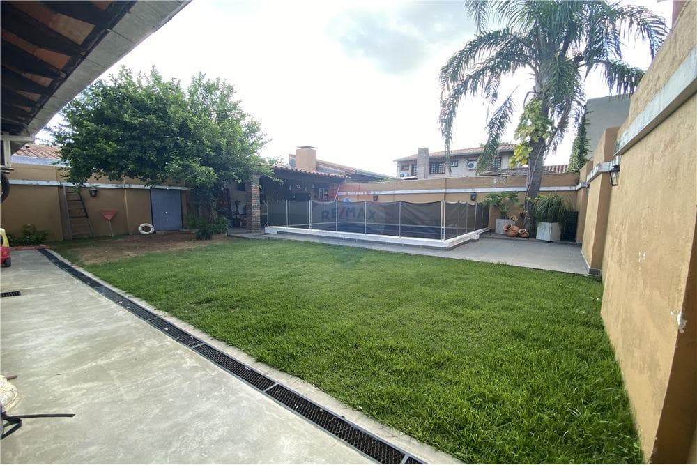 Vendo casa con piscina en lambare - zona yacht