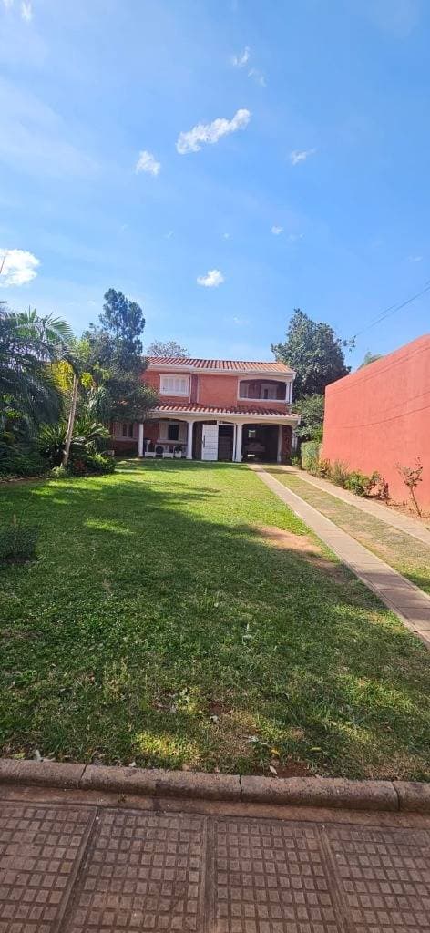 Vendo casa en barrio Herrera -asuncion