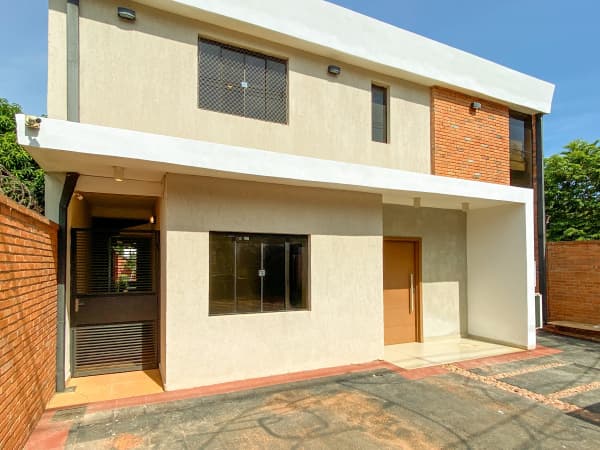 Alquilo casa zona laurelty Luque id: 13119