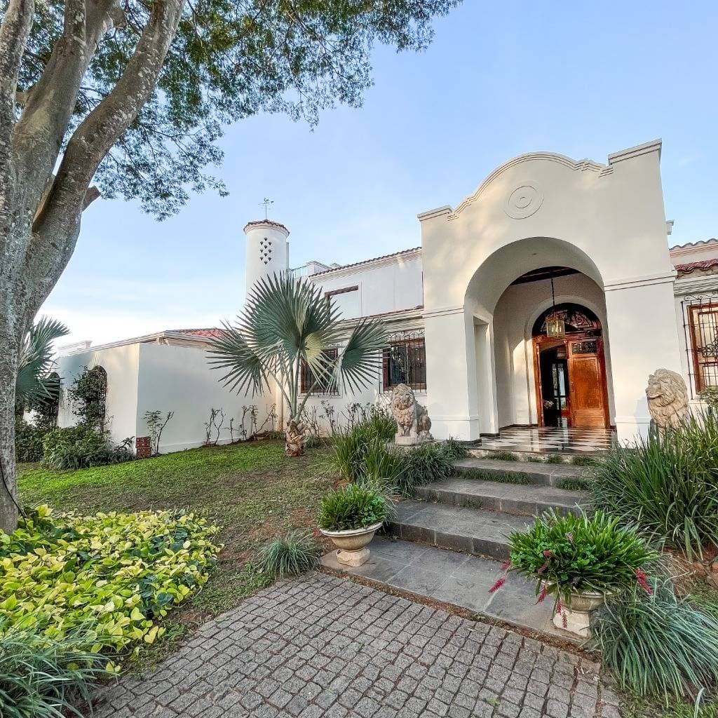 En venta – exclusiva residencia de lujo en surubi’í, foto 1