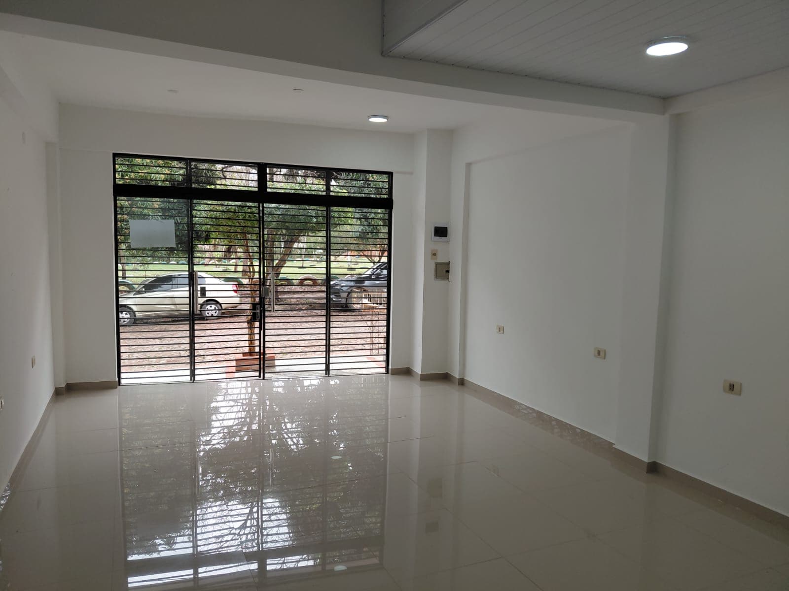 De salón comercial en Villa Elisa, foto 2