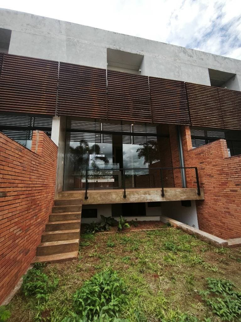 "Dúplex Moderno y Espacioso: Tu Nuevo Hogar Familiar en Luque"