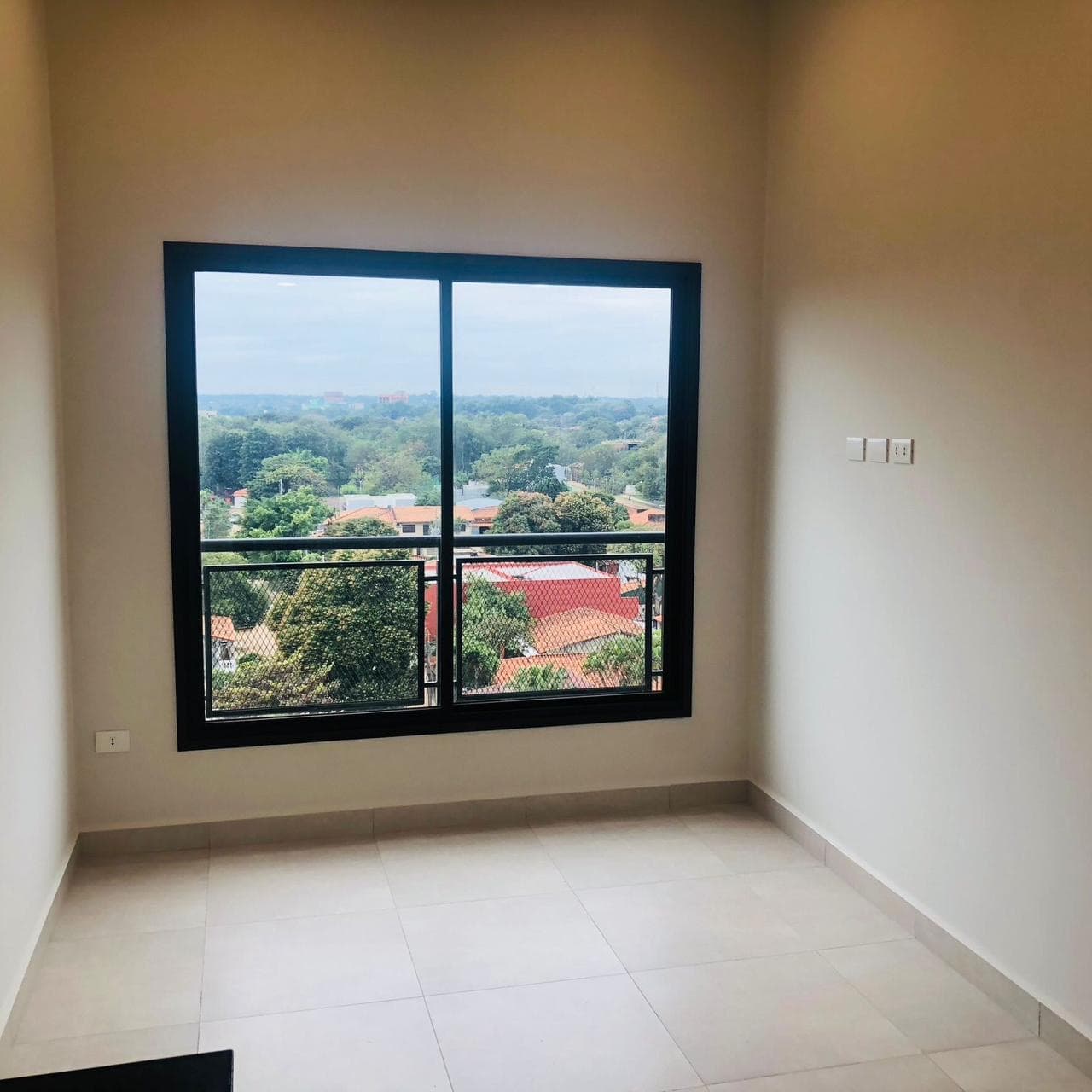 En venta departamento de 1 dormitorio con cochera en Fernando de la Mora, foto 2