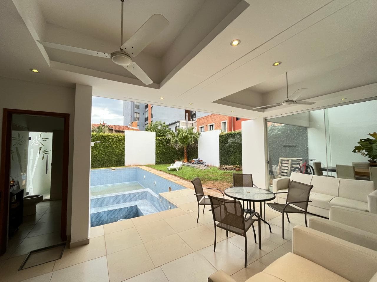 Hermosa Casa Minimalista Amoblada de 3 Habit en Suite — foto 4