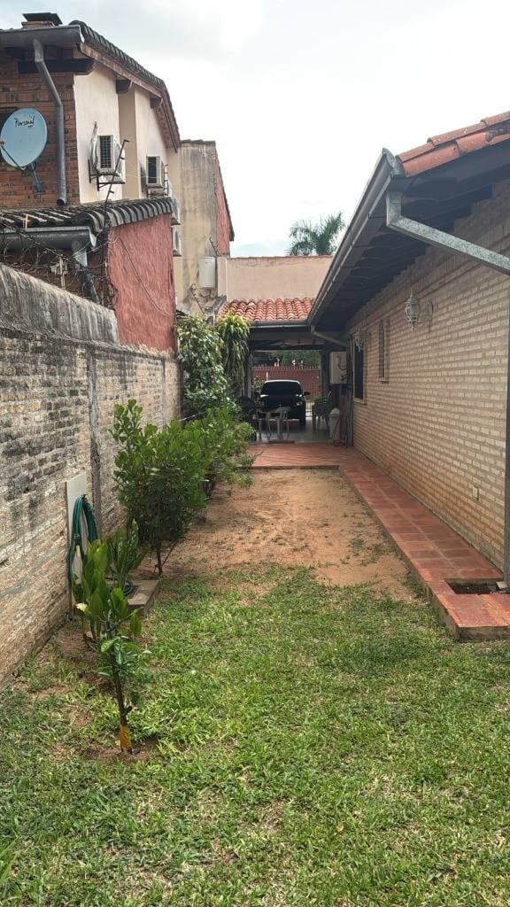 Vendo casa en barrio Las Lomas, toda la casa en planta baja