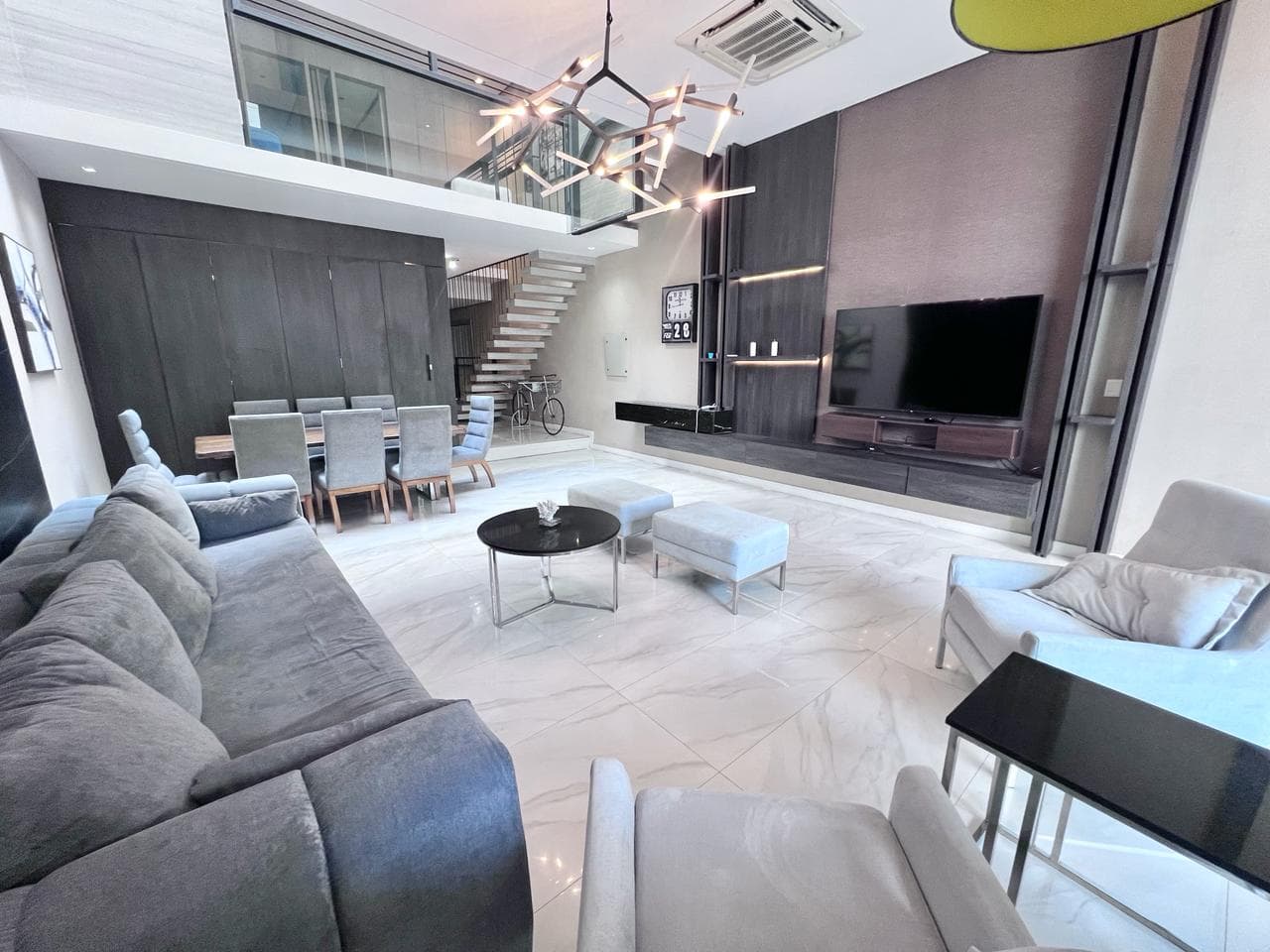 En Alquiler Moderna Casa de 3 Suites Barrio Herrera con muebles, foto 3