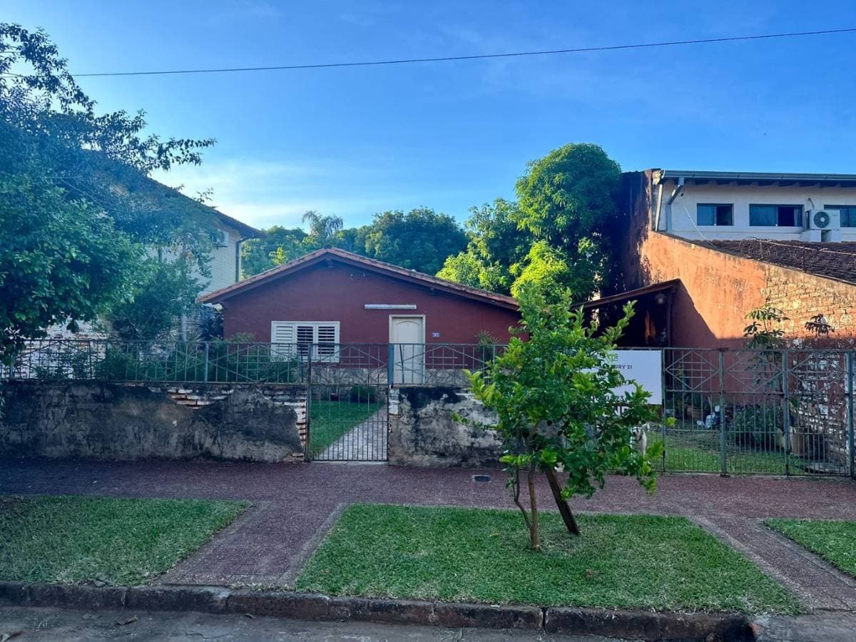 En venta terreno con casa a demoler o remodelar