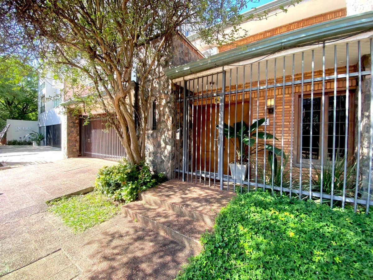 Residencia en esquina en barrio las Carmelitas, foto 1