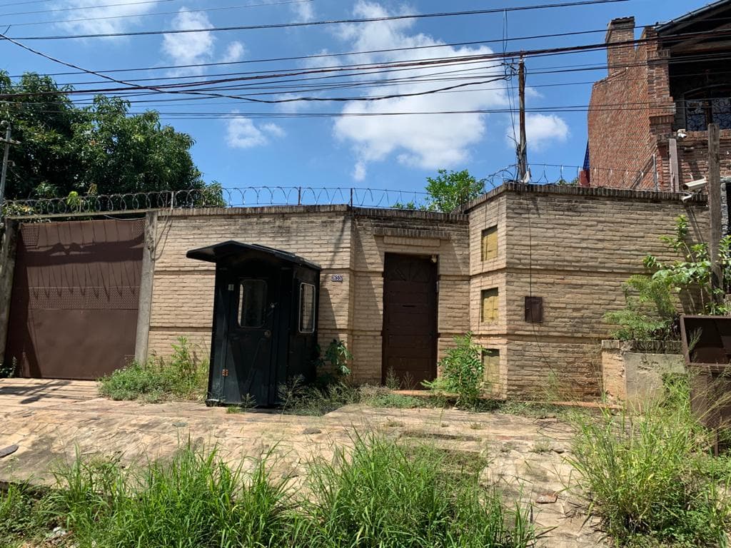 Vendo Terreno con construcción a demoler. Barrio Mburucuya. Cod PB