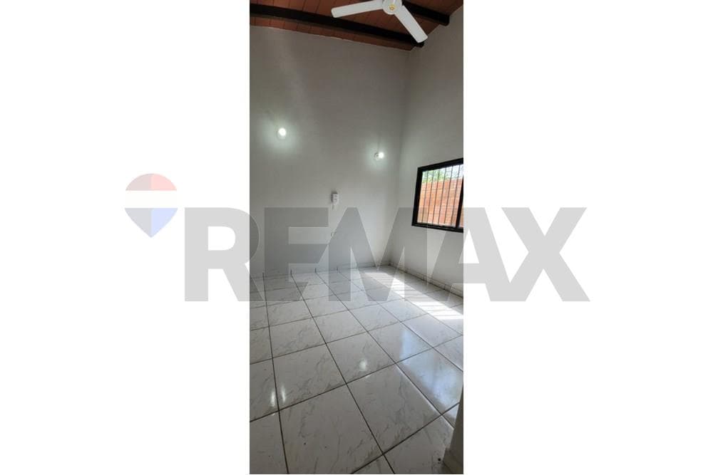 Casa - Alquiler - Luque, Central, Paraguay, foto 2