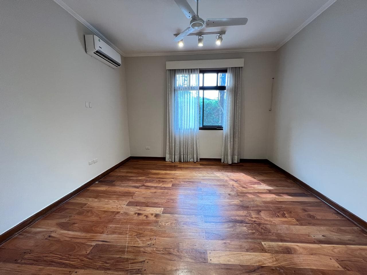 En Alquiler Hermosa Casa con 3 suites(En condominio), foto 2