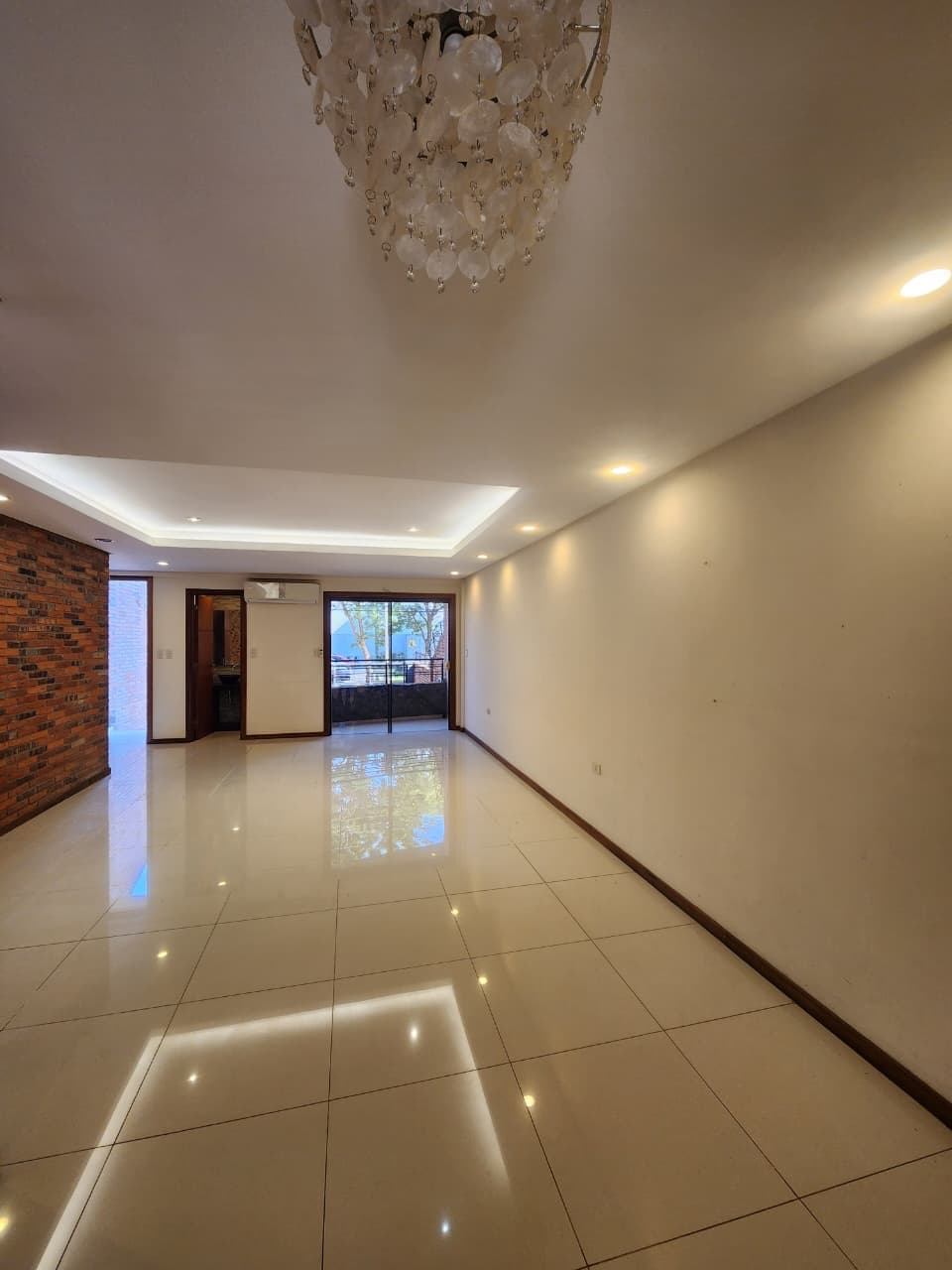 Amplio dúplex en alquiler- barrio mburucuya