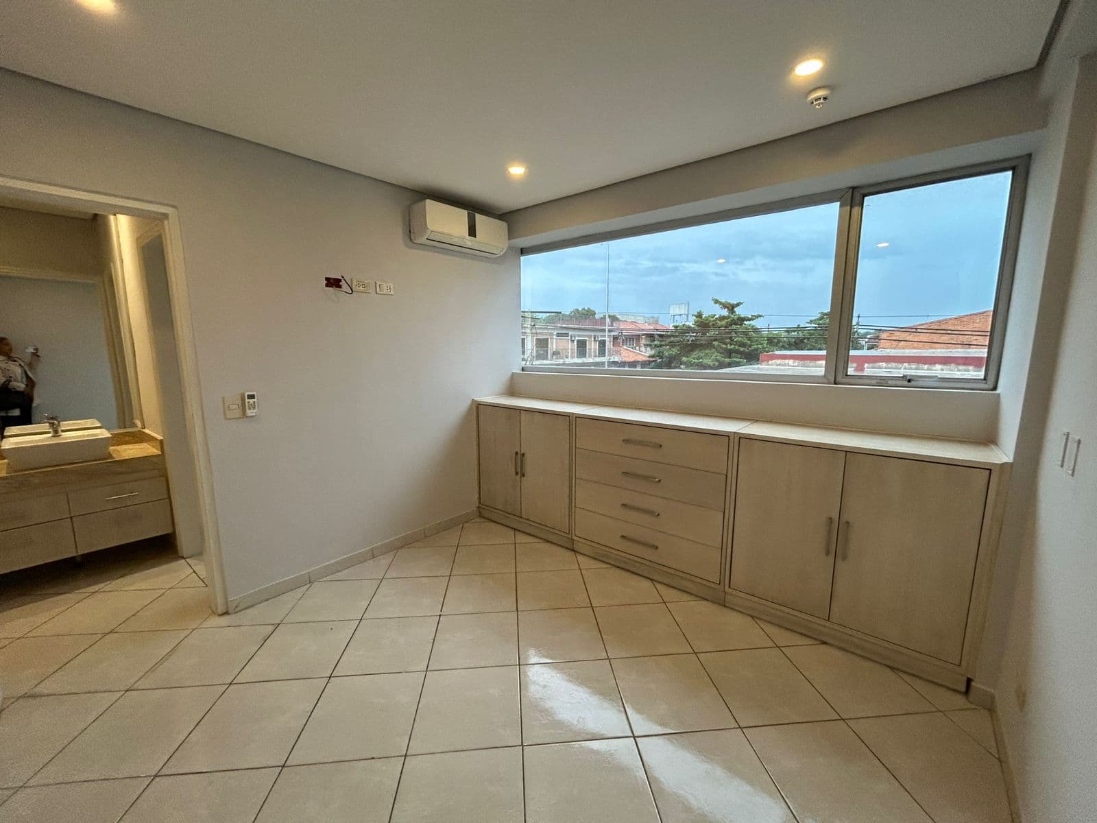 En alquiler departamento de dos dormitorios en centro de Luque, foto 4
