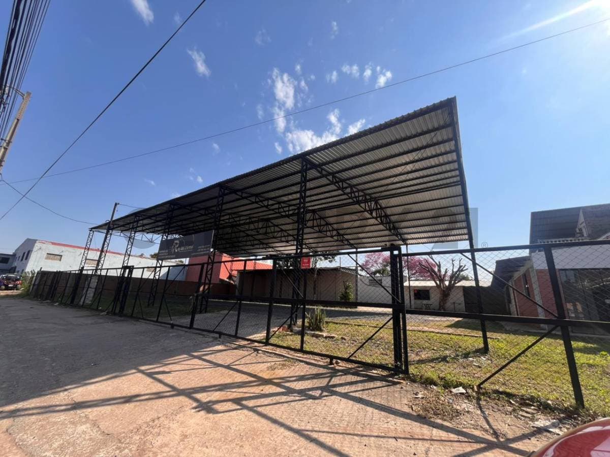 Amplia propiedad sobre avenida madame lynch en barrio Herrera, foto 4