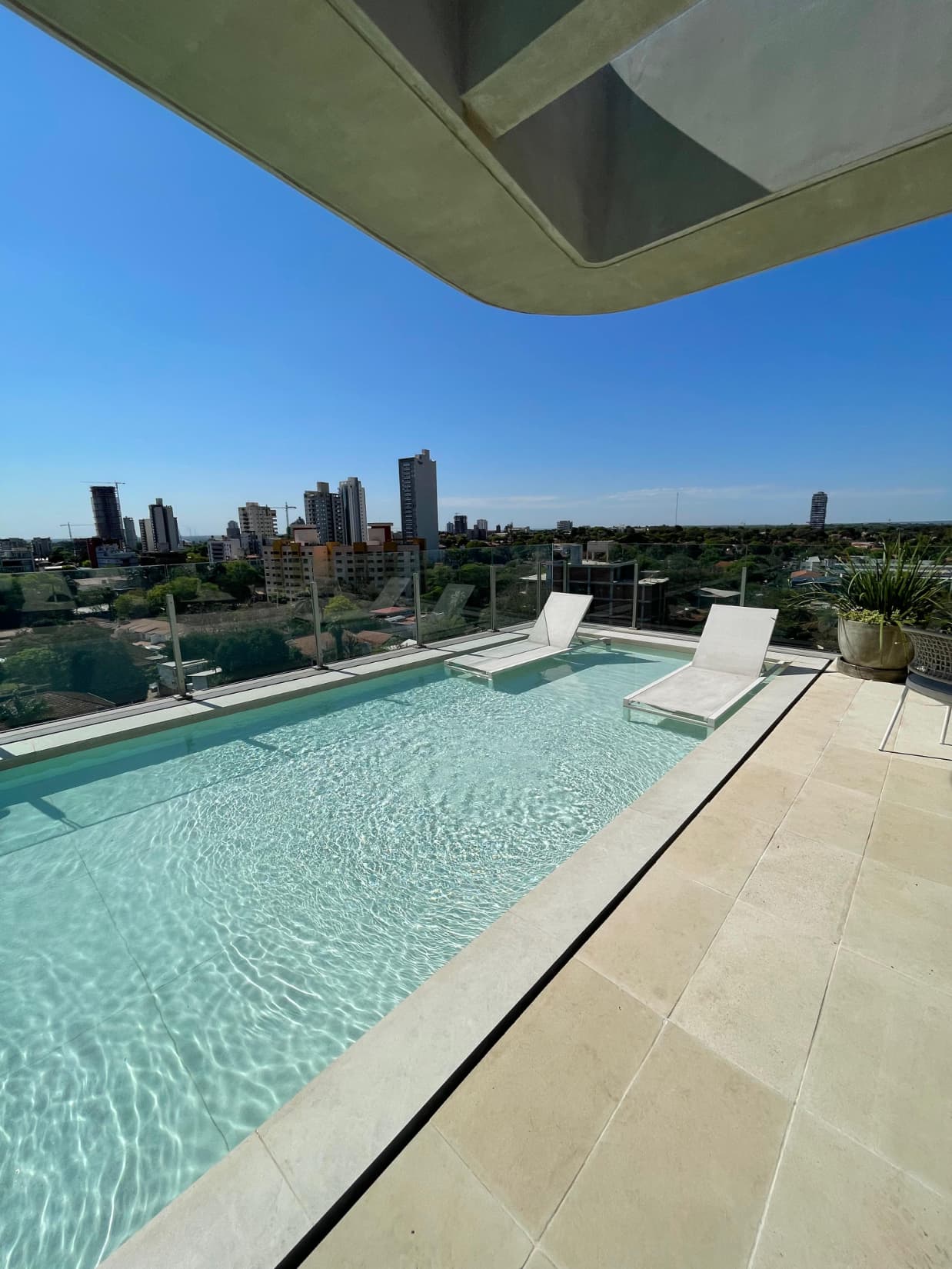Zona shopping del sol - en alquiler, lujoso departamento de 3 drios en suite — foto 3