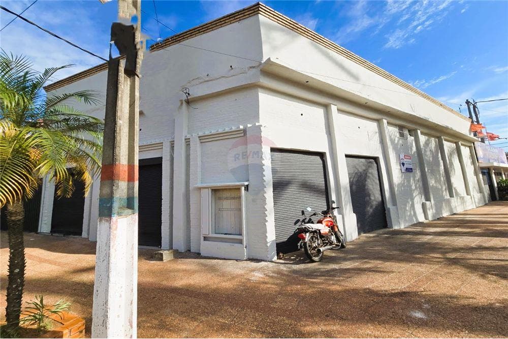 Vendo terreno con salones comerciales a metros de la municipalidad de lambare