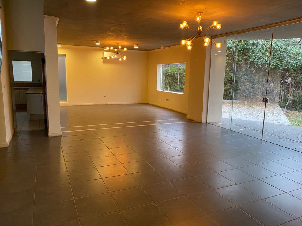 Se Alquila Casa de 3 Dormitorios en Suite, en Condominio