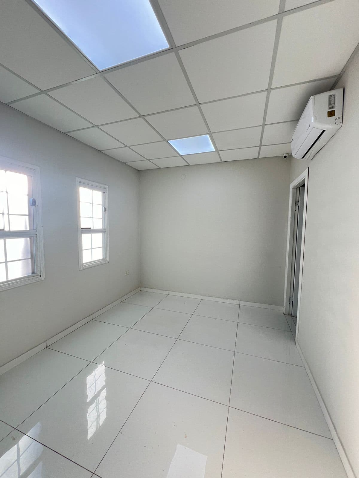 Salón comercial — foto 5