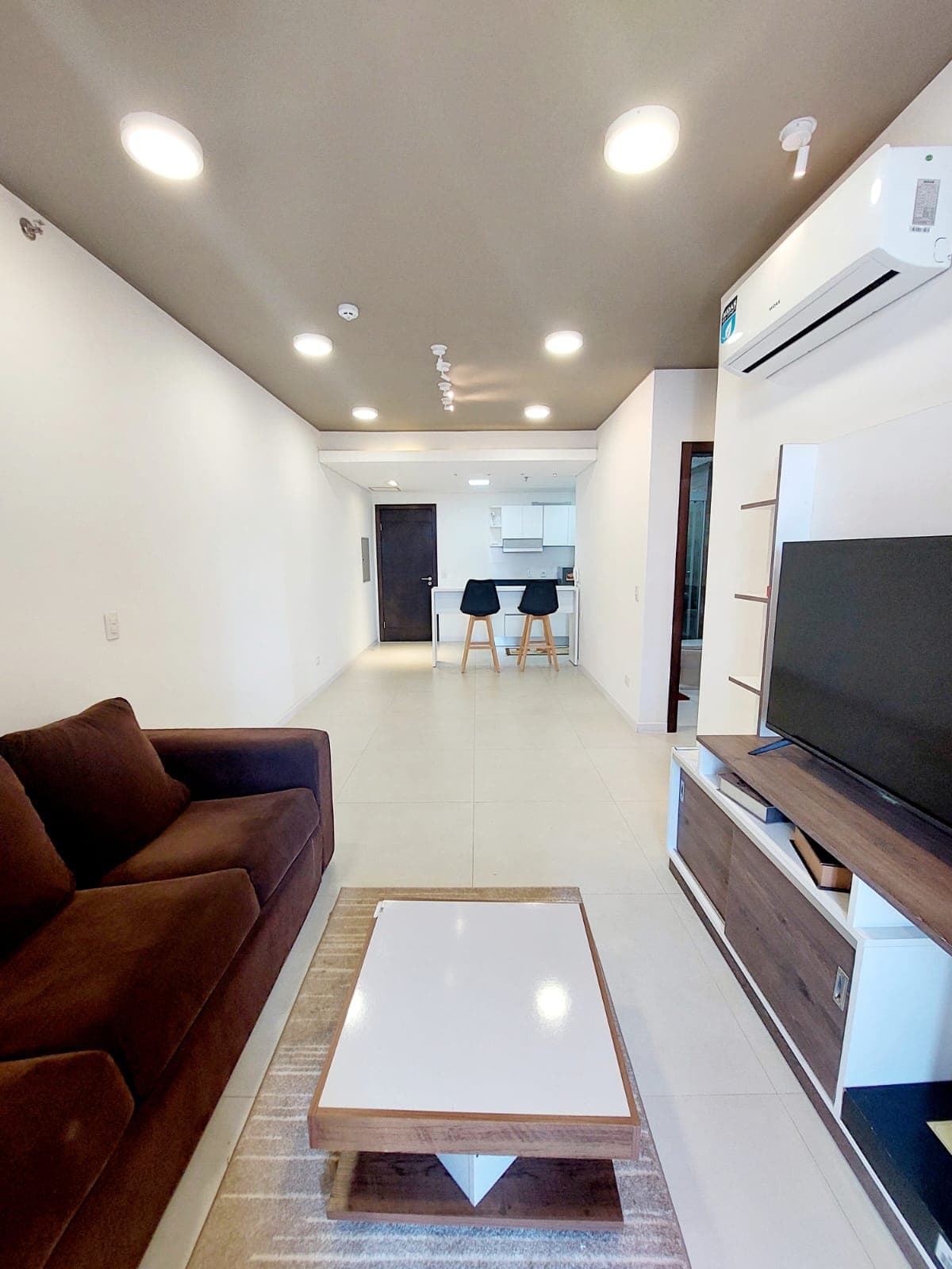 Vendo Departamento de 2 habitaciones semi amoblado Zona Shopping del Sol
