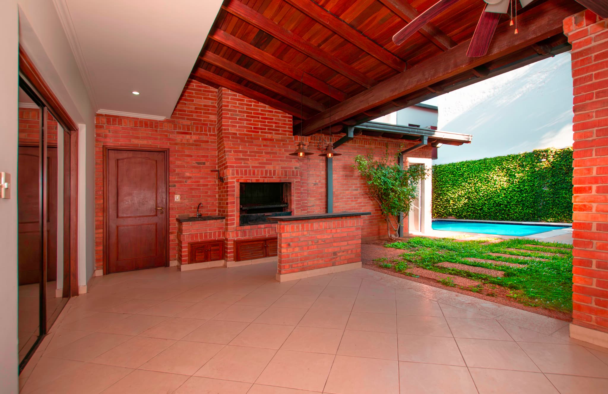 Casa Amplia A Una Cuadra De Stma. Trinidad, Cerca De Shoppings — foto 2